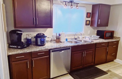 Euclid Condo | Charming 3-bedroom condo with WiFi and AC in pleasant Euclid