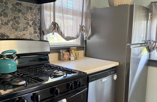 Ashtabula House | Charming 3-bedroom house steps from Lake Shore Park in Ashtabula with WiFi, AC