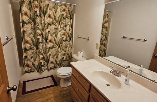 Lakeview House | Charming 3-bedroom house in Pleasant Lakeview with AC, WiFi