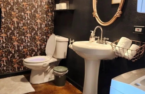 Mannford House | Charming 3-bedroom house with Wifi, soaker tub, rain shower, far infrared sauna