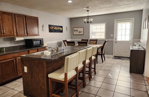 Whitehaven House | Charming 3-bedroom house in lovely Memphis with AC, WiFi