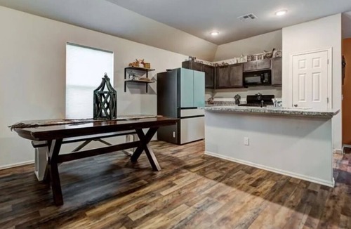 Mustang House | Charming 3-bedroom house with WiFi, AC in quaint Mustang