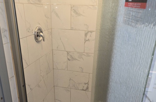 Lorain House | Charming 3-bedroom house with fitness room, and jacuzzi andWiFi in Lorain