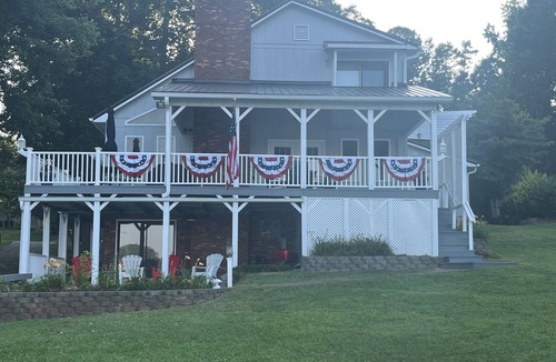 Southmont House | Charming 3-bedroom lakefront house on Abbotts Creek at fabulous High Rock Lake!