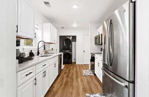 Drayton Plains House | Charming 3-bedroom house in Auburn Hills with AC, WiFi