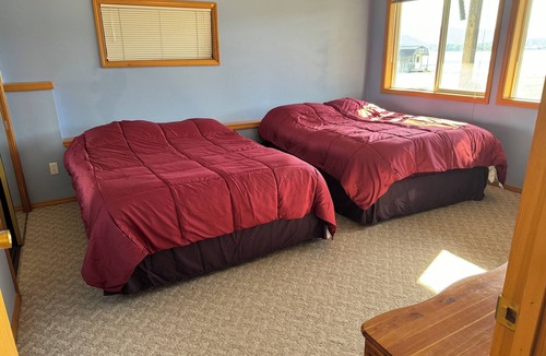 Laclede Bed & Breakfast | Charming 3-bedroom waterfront home in peaceful Laclede with AC, WiFi.