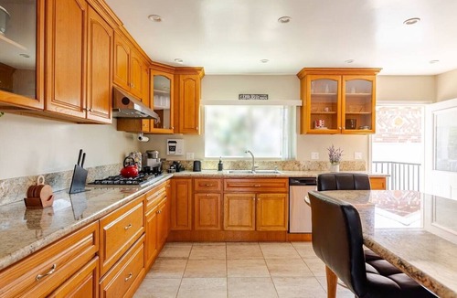 Palms House | Charming 3BR/2BA house with FREE Parking/WiFi in Heart of Culver City & Sony