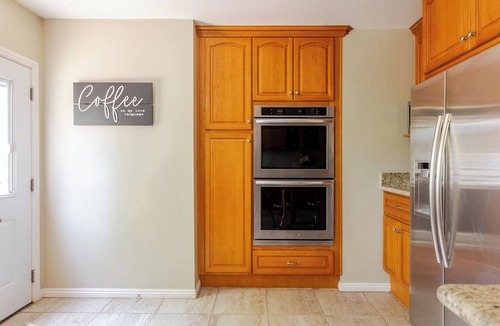 Palms House | Charming 3BR/2BA house with FREE Parking/WiFi in Heart of Culver City & Sony