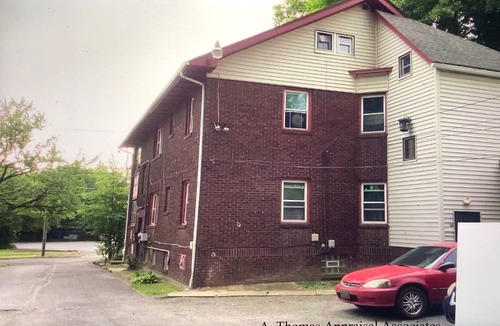 Youngstown House | Charming 4-bedroom apt. in house near YSU with WiFi located in Youngstown, Ohio