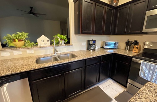 Lockhart House | Charming abode~easy access to AUS, COTA, San Marcos Shopping