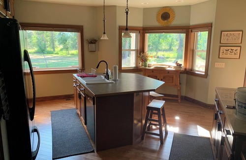 Grantsdale House | Charming and private 3-bedroom house on Camas Creek South of Hamilton