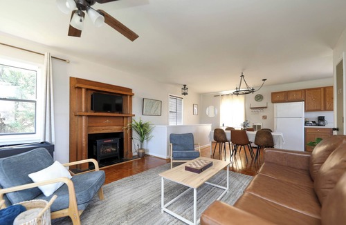 North Garden House | Charming Barndominium with Beautiful Mountain Views & Hot tub! Pets Welcome!