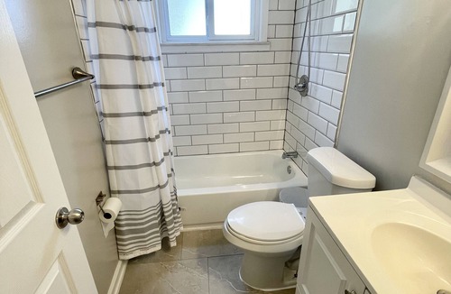 Pontiac House | “Charming Beauty” cozy/modern home- min from Great Lakes Mall/entertainment/food