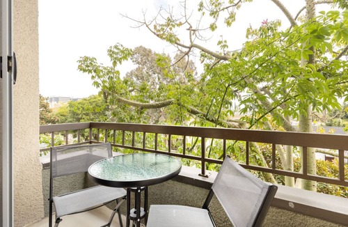 Beverly Grove Apartment | Charming Beverly Hills 1BR and Pool, near Rodeo Drive, by Blueground