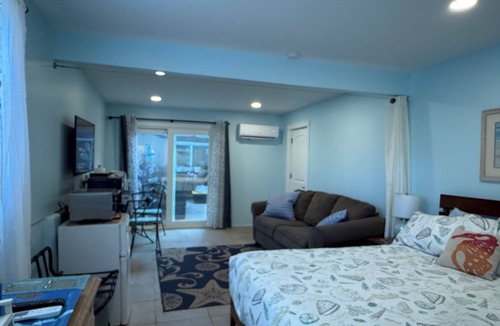 West Newport Apartment | Charming bungalow in Npt Bch , Dog Friendly, walk to eateries AIR CONDITIONER