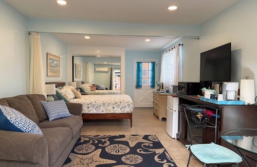 West Newport Apartment | Charming bungalow in Npt Bch , Dog Friendly, walk to eateries AIR CONDITIONER