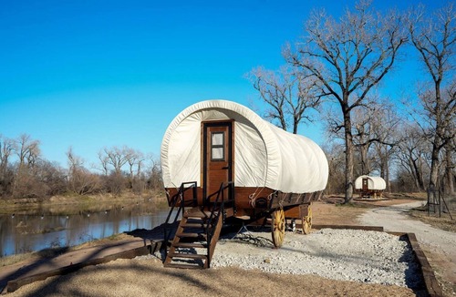 Satin House | Charming Caravan with Barbecue and River Sights in Chilton, Texas