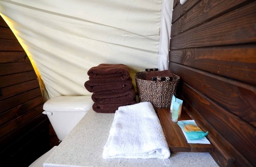 Satin House | Charming Caravan with Barbecue and River Sights in Chilton, Texas