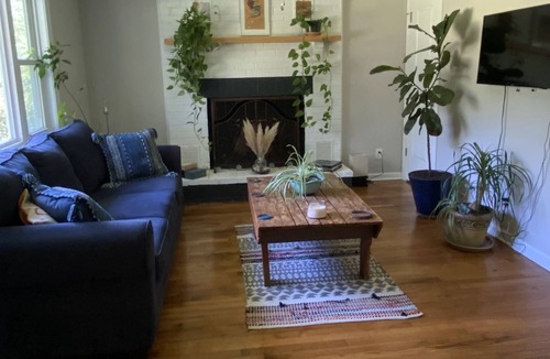 Scottsville House | Charming Casa Azul near most famous wineries and Hikes!