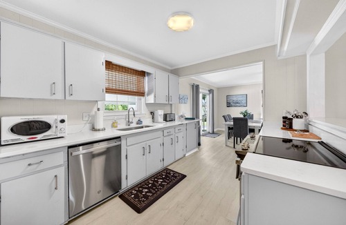 Georgetown House | Charming Coastal Retreat with Live Oaks