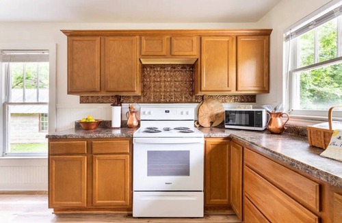 Stone County Cottage | Charming Cottage + Barn-Sleeps 6-by Flint Creek🎣🛶🌿