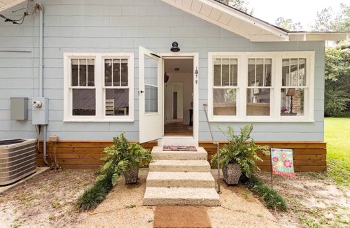 Stone County Cottage | Charming Cottage + Barn-Sleeps 6-by Flint Creek🎣🛶🌿