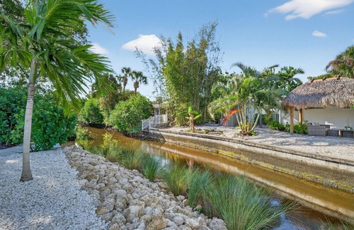 Bonita Shores Cottage | Charming cottage with views of the Imperial River
