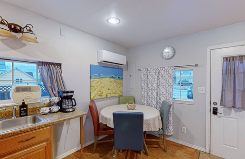 Polson House | Charming cottage, walking distance to Flathead Lake with WiFi, washer/dryer