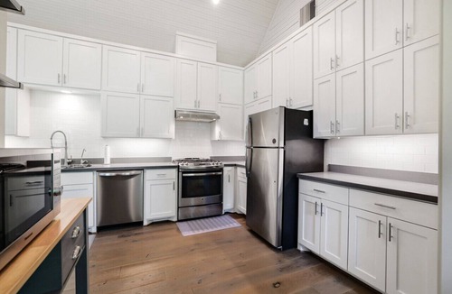Sealy House | Charming Country Farmhouse Getaway!