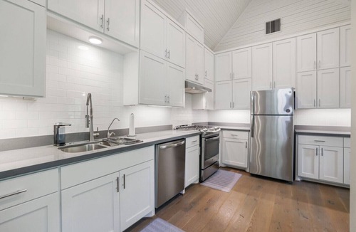 Sealy House | Charming Country Farmhouse Getaway!
