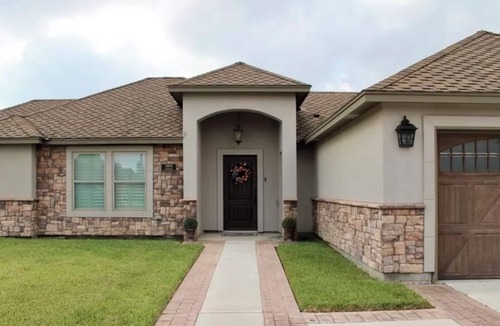 Olmito House | Charming & Cozy 4-bedroom Home
