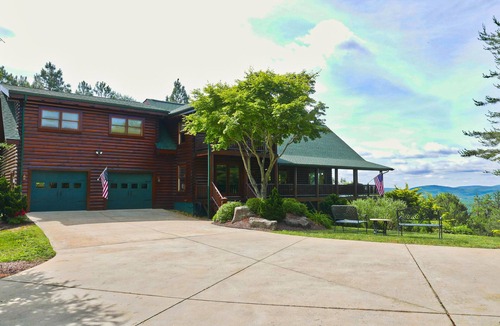 Valdese Cabin | Charming Estate with sauna and hot tub