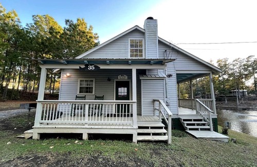 Zwolle Cabin | Charming Family Cabin with Private Pond and Fire Pit near Zwolle, Louisiana