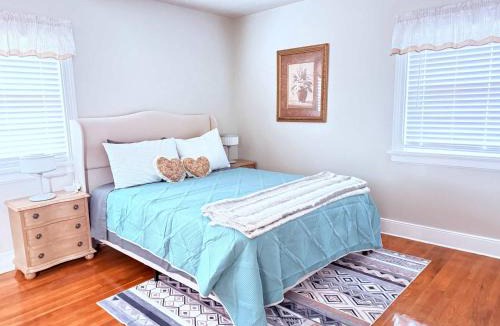 Richmond House | Charming Family Ranch Home Pet Friendly Fenced Yard