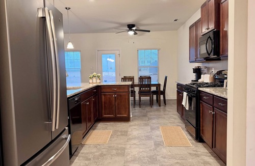 Clayton House | Charming Farmhouse Stay w/Double Garage 3BR/3BA