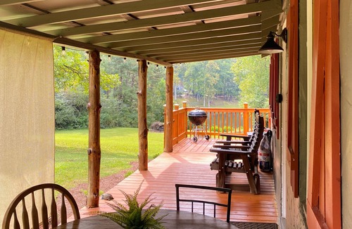 Lilburn Cabin | Charming Fishing Cabin w/lake view near Stone Mountain