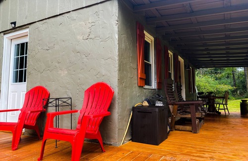 Lilburn Cabin | Charming Fishing Cabin w/lake view near Stone Mountain