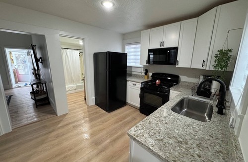 Evanston House | Charming fully remodeled 2-bedroom house with WiFi in Evanston