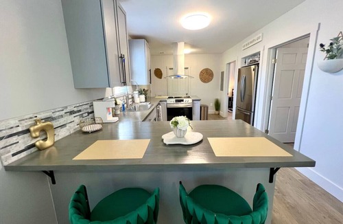 Earlewood House | Charming Getaway Near Downtown