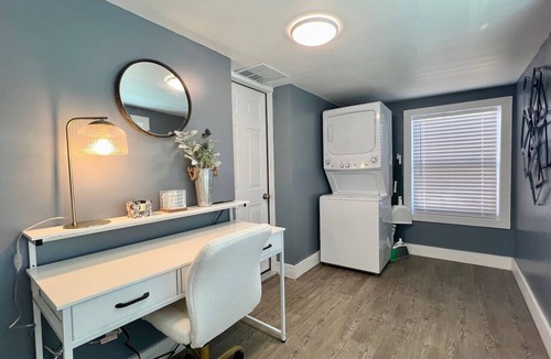 Earlewood House | Charming Getaway Near Downtown