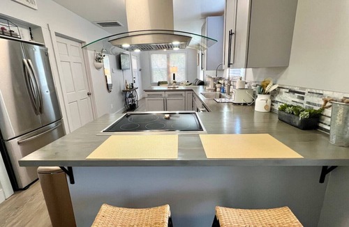 Earlewood House | Charming Getaway Near Downtown