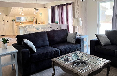 Northridge House | Charming Guest House in Sherwood Forest, Northridge, CA