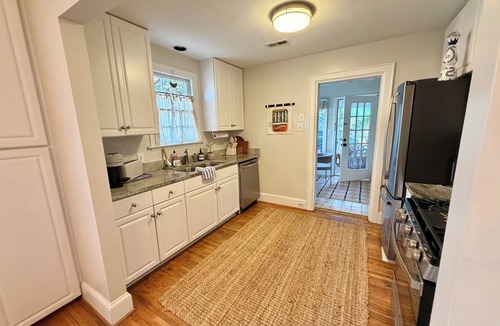 Plaza Midwood House | Charming Historic Bungalow · Walkable to Plaza Midwood Eats, Nightlife & Parks