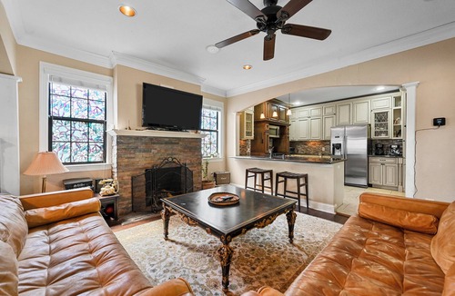 Oak Lawn House | Charming Historic Yellow House in Gated Community - Perfect Dallas Getaway