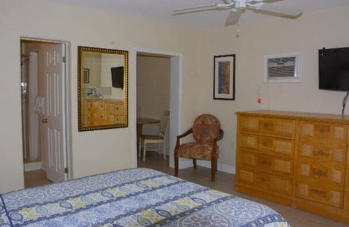 Titusville Hotel | Charming hotel suite with AC and WiFi in delightful Titusville