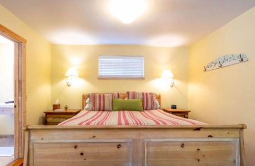 Calistoga Cottage | Charming King Cottage