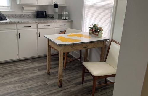 Marion Apartment | Charming, large 2 bedroom family-friendly unit within blocks of downtown Marion.