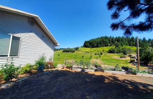 Idaho County House | Charming Northern Idaho Getaway. A 4-bedroom house in Kamiah with AC and WiFi.