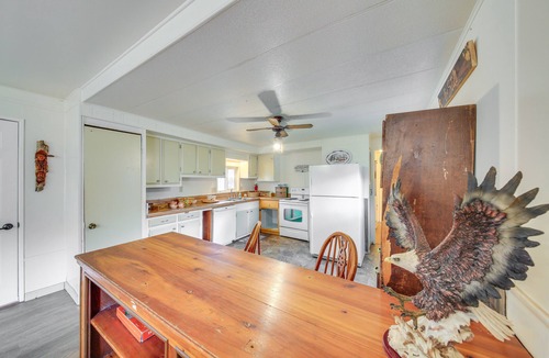 Libby Cottage | Charming Old Farmhouse in Libby: Pets Welcome!