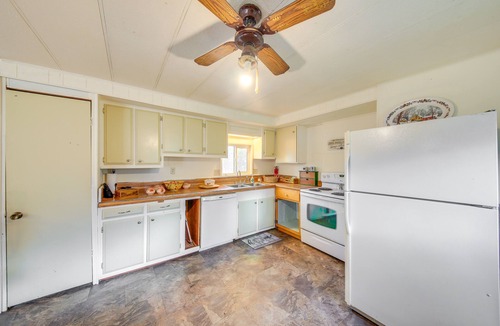 Libby Cottage | Charming Old Farmhouse in Libby: Pets Welcome!